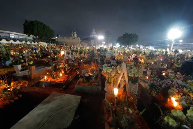 People visit the San Andres Mixquic cemetery, located in Tlahuac, to accompany their deceased loved ones in the traditional lighting ceremony on the Dia de Muertos celebration. on October 3, 2025 in Mexico City, Mexico. Mexico City Mexico - ZUMAe321 20251103_zia_e321_006 Copyright: xCarlosxSantiagox