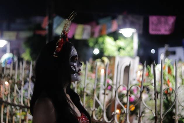 People visit the San Andres Mixquic cemetery, located in Tlahuac, to accompany their deceased loved ones in the traditional lighting ceremony on the Dia de Muertos celebration. on October 3, 2025 in Mexico City, Mexico. Mexico City Mexico - ZUMAe321 20251103_zia_e321_008 Copyright: xCarlosxSantiagox