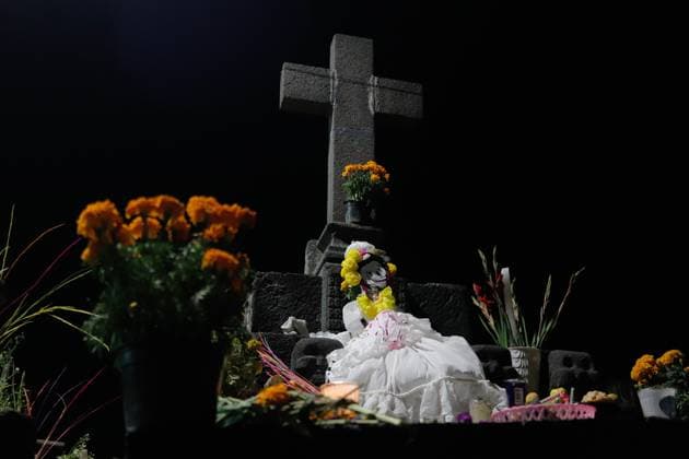 People visit the San Andres Mixquic cemetery, located in Tlahuac, to accompany their deceased loved ones in the traditional lighting ceremony on the Dia de Muertos celebration. on October 3, 2025 in Mexico City, Mexico. Mexico City Mexico - ZUMAe321 20251103_zia_e321_014 Copyright: xCarlosxSantiagox
