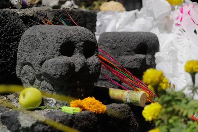 People visit the San Andres Mixquic cemetery, located in Tlahuac, to accompany their deceased loved ones in the traditional lighting ceremony on the Dia de Muertos celebration. on October 3, 2025 in Mexico City, Mexico. Mexico City Mexico - ZUMAe321 20251103_zia_e321_016 Copyright: xCarlosxSantiagox