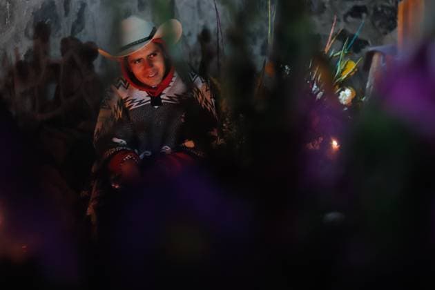 People visit the San Andres Mixquic cemetery, located in Tlahuac, to accompany their deceased loved ones in the traditional lighting ceremony on the Dia de Muertos celebration. on October 3, 2025 in Mexico City, Mexico. Mexico City Mexico - ZUMAe321 20251103_zia_e321_018 Copyright: xCarlosxSantiagox