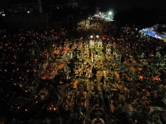 Aerial view of the San Andres Mixquic cemetery, located in Tlahuac, where people accompany their deceased loved ones in the traditional lighting ceremony on the Dia de Muertos celebration. on October 3, 2025 in Mexico City, Mexico. Mexico City Mexico - ZUMAe321 20251103_zia_e321_019 Copyright: xCarlosxSantiagox