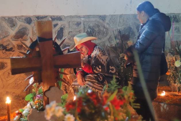 People visit the San Andres Mixquic cemetery, located in Tlahuac, to accompany their deceased loved ones in the traditional lighting ceremony on the Dia de Muertos celebration. on October 3, 2025 in Mexico City, Mexico. Mexico City Mexico - ZUMAe321 20251103_zia_e321_020 Copyright: xCarlosxSantiagox