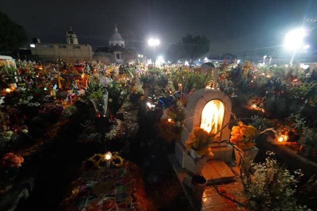 People visit the San Andres Mixquic cemetery, located in Tlahuac, to accompany their deceased loved ones in the traditional lighting ceremony on the Dia de Muertos celebration. on October 3, 2025 in Mexico City, Mexico. Mexico City Mexico - ZUMAe321 20251103_zia_e321_028 Copyright: xCarlosxSantiagox