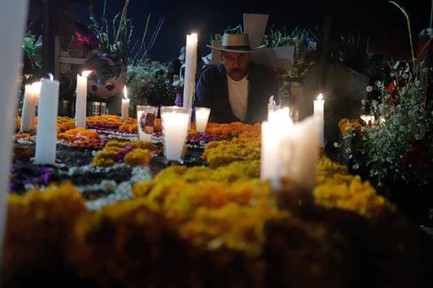 People visit the San Andres Mixquic cemetery, located in Tlahuac, to accompany their deceased loved ones in the traditional lighting ceremony on the Dia de Muertos celebration. on October 3, 2025 in Mexico City, Mexico. Mexico City Mexico - ZUMAe321 20251103_zia_e321_030 Copyright: xCarlosxSantiagox