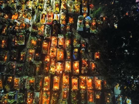 Aerial view of the San Andres Mixquic cemetery, located in Tlahuac, where people accompany their deceased loved ones in the traditional lighting ceremony on the Dia de Muertos celebration. on October 3, 2025 in Mexico City, Mexico. Mexico City Mexico - ZUMAe321 20251103_zia_e321_033 Copyright: xCarlosxSantiagox