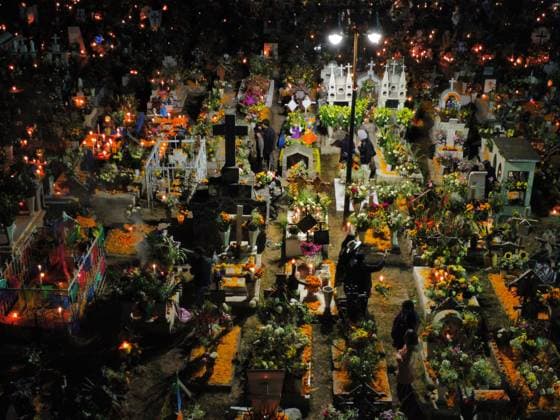 Aerial view of the San Andres Mixquic cemetery, located in Tlahuac, where people accompany their deceased loved ones in the traditional lighting ceremony on the Dia de Muertos celebration. on October 3, 2025 in Mexico City, Mexico. Mexico City Mexico - ZUMAe321 20251103_zia_e321_034 Copyright: xCarlosxSantiagox