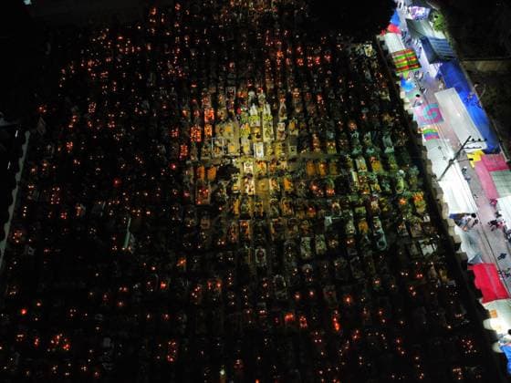 Aerial view of the San Andres Mixquic cemetery, located in Tlahuac, where people accompany their deceased loved ones in the traditional lighting ceremony on the Dia de Muertos celebration. on October 3, 2025 in Mexico City, Mexico. Mexico City Mexico - ZUMAe321 20251103_zia_e321_035 Copyright: xCarlosxSantiagox