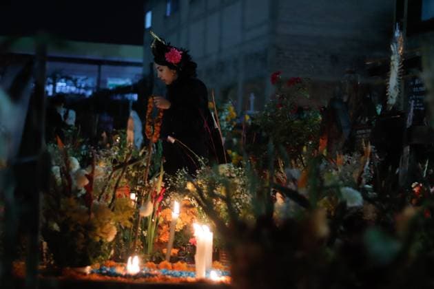 People visit the San Andres Mixquic cemetery, located in Tlahuac, to accompany their deceased loved ones in the traditional lighting ceremony on the Dia de Muertos celebration. on October 3, 2025 in Mexico City, Mexico. Mexico City Mexico - ZUMAe321 20251103_zia_e321_036 Copyright: xCarlosxSantiagox