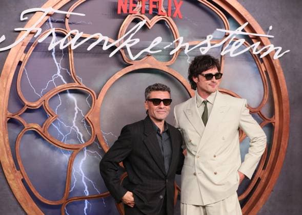 November 4, 2025, Mexico City, Ciudad de Mexico, Mexico: (L-R) Actors Oscar Isaac and Jacob Elordi attend the red carpet for the film Frankenstein at Colegio de San Ildefonso. on November 3, 2025 in Mexico City, Mexico. Mexico City Mexico - ZUMAe321 20251104_zea_e321_004 Copyright: xAlbertoxGuillenx