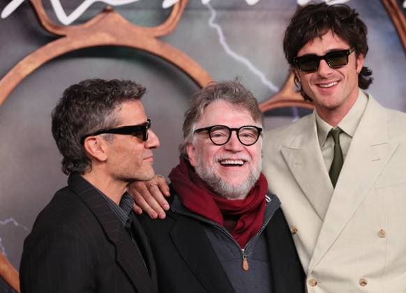 November 4, 2025, Mexico City, Ciudad de Mexico, Mexico: (L-R) Actor Oscar Isaac, Director Guillermo del Toro and actor Jacob Elordi attend the red carpet for the film Frankenstein at Colegio de San Ildefonso. on November 3, 2025 in Mexico City, Mexico. Mexico City Mexico - ZUMAe321 20251104_zea_e321_007 Copyright: xAlbertoxGuillenx