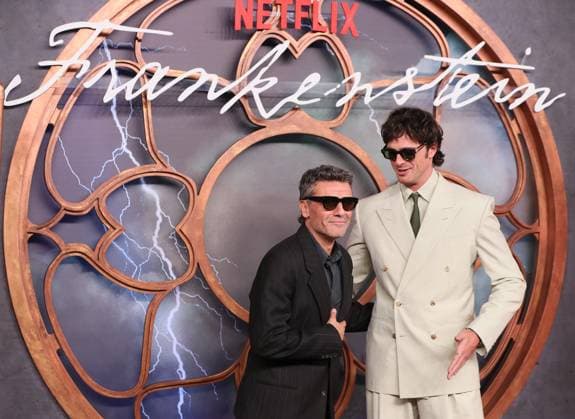 November 4, 2025, Mexico City, Ciudad de Mexico, Mexico: (L-R) Actors Oscar Isaac and Jacob Elordi attend the red carpet for the film Frankenstein at Colegio de San Ildefonso. on November 3, 2025 in Mexico City, Mexico. Mexico City Mexico - ZUMAe321 20251104_zea_e321_009 Copyright: xAlbertoxGuillenx