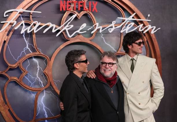 November 4, 2025, Mexico City, Ciudad de Mexico, Mexico: (L-R) Actor Oscar Isaac, Director Guillermo del Toro and actor Jacob Elordi attend the red carpet for the film Frankenstein at Colegio de San Ildefonso. on November 3, 2025 in Mexico City, Mexico. Mexico City Mexico - ZUMAe321 20251104_zea_e321_011 Copyright: xAlbertoxGuillenx