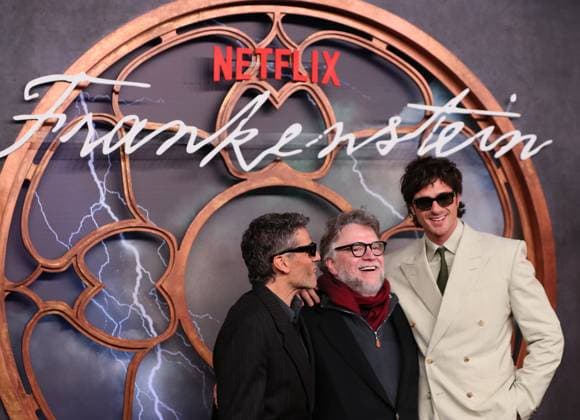 November 4, 2025, Mexico City, Ciudad de Mexico, Mexico: (L-R) Actor Oscar Isaac, Director Guillermo del Toro and actor Jacob Elordi attend the red carpet for the film Frankenstein at Colegio de San Ildefonso. on November 3, 2025 in Mexico City, Mexico. Mexico City Mexico - ZUMAe321 20251104_zea_e321_019 Copyright: xAlbertoxGuillenx