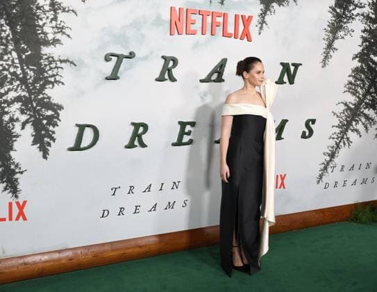 Premiere Of Netflix s Train Dreams English actress Felicity Jones arrives at the Premiere Of Netflix s Train Dreams held at The Egyptian Theatre Hollywood in Hollywood, Los Angeles, California, United States. The Egyptian Theatre Hollywood, Hollywood, Los Angeles, California, USA California United States  Copyright: xImagexPressxAgencyx originalFilename: collin-premiere251104_npDqf.jpg