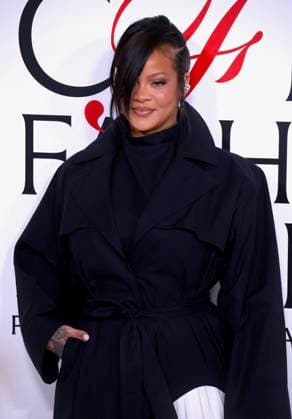 Rihanna at the 2025 CFDA Awards - NYC Rihanna attends the 2025 CFDA Awards in New York on November 3, 2025. Photo by Charles Guerin ABACAPRESS.COM New York City NY United States  Copyright: xGuerinxCharles ABACAx