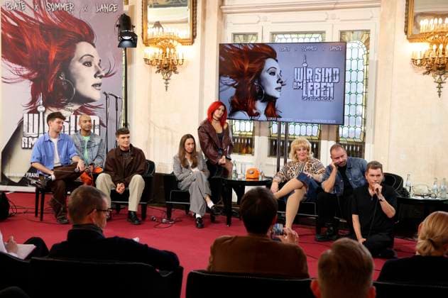 Lukas Nimscheck, Daniel Pohlen, Jörn Felix Alt, Franziska Kuropka, Celina dos Santos, Steffi Irmen, Ulf Leo Sommer and Peter Plate at the press conference for the musical Wir sind am Leben at the Stage Theater des Westens Berlin, 03 11 2025 Foto:xB.xDummerx xFuturexImagex leben_5124