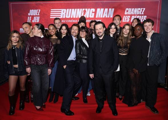 Alexia Laroche Joubert, Edgar Wright, Glen Powell and Star Academy 2025 students L D Mélissa, Léa, Lily, Ambre, Léane, Léo, Noah, Théo P , Jeanne, Victor, Anouk, Ema, Sarah and Bastiaan at the premiere of Running Man at the UGC Ciné Cité Bercy cinema in Paris on 3 November 2025 Denis Guignebourg Bestimage Premiere of Running Man at the UGC Ciné Cité Bercy cinema in Paris on 3 November 2025 Paris France Copyright: xDenisxGuignebourgx xBestimagexDenisxGuignebourgx xBestimagex