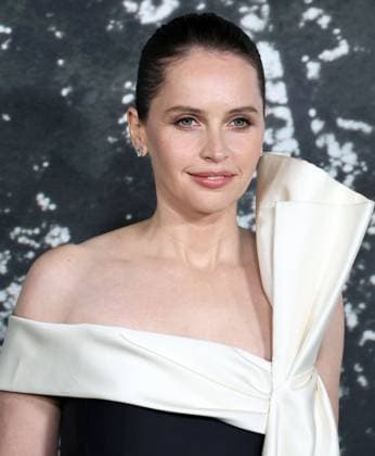 Premiere Of Netflix s Train Dreams HOLLYWOOD, LOS ANGELES, CALIFORNIA, USA - NOVEMBER 03: English actress Felicity Jones arrives at the Premiere Of Netflix s Train Dreams held at The Egyptian Theatre Hollywood on November 3, 2025 in Hollywood, Los Angeles, California, United States., Credit:Juan Pablo Rico Avalon United States, California, Hollywood, The Egyptian Theatre Hollywood Copyright: xJuanxPabloxRicox xAvalonx 1050185702