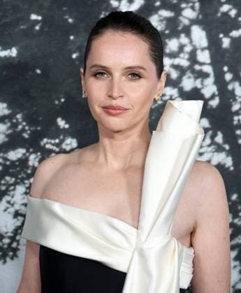 Premiere Of Netflix s Train Dreams HOLLYWOOD, LOS ANGELES, CALIFORNIA, USA - NOVEMBER 03: English actress Felicity Jones arrives at the Premiere Of Netflix s Train Dreams held at The Egyptian Theatre Hollywood on November 3, 2025 in Hollywood, Los Angeles, California, United States., Credit:Juan Pablo Rico Avalon United States, California, Hollywood, The Egyptian Theatre Hollywood Copyright: xJuanxPabloxRicox xAvalonx 1050185730
