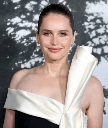 Premiere Of Netflix s Train Dreams HOLLYWOOD, LOS ANGELES, CALIFORNIA, USA - NOVEMBER 03: English actress Felicity Jones arrives at the Premiere Of Netflix s Train Dreams held at The Egyptian Theatre Hollywood on November 3, 2025 in Hollywood, Los Angeles, California, United States., Credit:Juan Pablo Rico Avalon United States, California, Hollywood, The Egyptian Theatre Hollywood Copyright: xJuanxPabloxRicox xAvalonx 1050185749