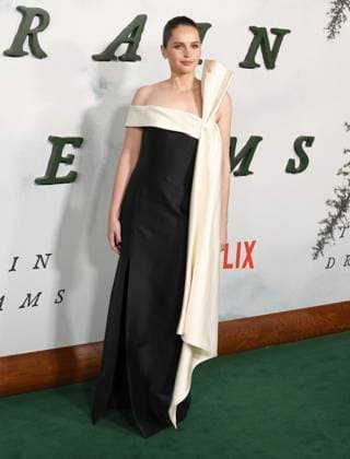 Premiere Of Netflix s Train Dreams HOLLYWOOD, LOS ANGELES, CALIFORNIA, USA - NOVEMBER 03: English actress Felicity Jones arrives at the Premiere Of Netflix s Train Dreams held at The Egyptian Theatre Hollywood on November 3, 2025 in Hollywood, Los Angeles, California, United States., Credit:Juan Pablo Rico Avalon United States, California, Hollywood, The Egyptian Theatre Hollywood Copyright: xJuanxPabloxRicox xAvalonx 1050185776