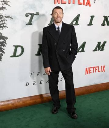 Premiere Of Netflix s Train Dreams HOLLYWOOD, LOS ANGELES, CALIFORNIA, USA - NOVEMBER 03: Australian actor, writer, director, and producer Joel Edgerton arrives at the Premiere Of Netflix s Train Dreams held at The Egyptian Theatre Hollywood on November 3, 2025 in Hollywood, Los Angeles, California, United States., Credit:Juan Pablo Rico Avalon United States, California, Hollywood, The Egyptian Theatre Hollywood Copyright: xJuanxPabloxRicox xAvalonx 1050185891