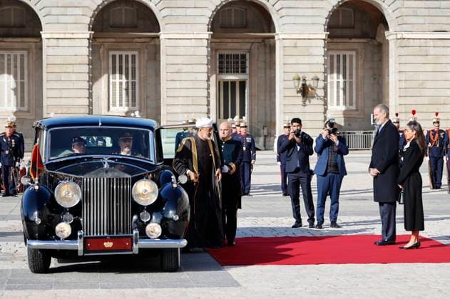 King Felipe VI and Queen Letizia receive the Sultan of Oman, His Majesty Sultan Haitham Bin Tarik, at the Royal Palace King Felipe VI and Queen Letizia receive the Sultan of Oman, His Majesty Sultan Haitham Bin Tarik, before his State visit, at the Royal Palace, on November 4, 2025, in Madrid Spain FAMOUS KINGS POLITICAL ROYALTY RECEPTION PALACE Antonio Gutié Madrid Madrid Madrid Spain  Copyright: xAntonioxGutiÃ rrezx 7075128