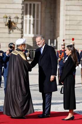 King Felipe VI and Queen Letizia receive the Sultan of Oman, His Majesty Sultan Haitham Bin Tarik, at the Royal Palace King Felipe VI and Queen Letizia receive the Sultan of Oman, His Majesty Sultan Haitham Bin Tarik, before his State visit, at the Royal Palace, on November 4, 2025, in Madrid Spain FAMOUS KINGS POLITICAL ROYALTY RECEPTION PALACE Antonio Gutié Madrid Madrid Madrid Spain  Copyright: xAntonioxGutiÃ rrezx 7075130