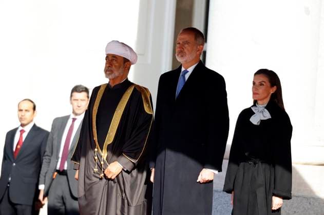 The King and Queen receive the Sultan of Oman, His Majesty Sultan Haitham Bin Tarik, at the Royal Palace King Felipe VI and Queen Letizia with the Sultan of Oman, His Majesty Sultan Haitham Bin Tarik, during the reception ceremony held at the Royal Palace before his State trip, on November 4, 2025, in Madrid Spain FAMOUS KINGS POLITICAL ROYALTY RECEPTION PALACE Antonio Gutié Madrid Madrid Madrid Spain  Copyright: xAntonioxGutiÃ rrezx 7075148