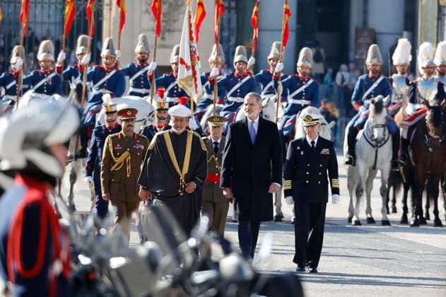 The King and Queen of Spain receive the Sultan of Oman, His Majesty Sultan Haitham Bin Tarik, at the Royal Palace King Felipe VI and the Sultan of Oman, His Majesty Sultan Haitham Bin Tarik, during the reception ceremony held at the Royal Palace before his State trip, on November 4, 2025, in Madrid Spain FAMOUS KINGS POLITICAL ROYALTY RECEPTION PALACE Antonio Gutié Madrid Madrid Madrid Spain  Copyright: xAntonioxGutiÃ rrezx 7075187