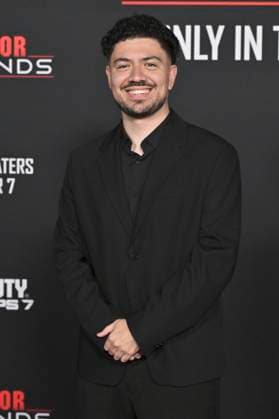 Matthew Arroyave at the premiere of the movie Predator Badlands at the TCL Chinese Theater Los Angeles, 03 11 2025 Foto:xD.xStarbuckx xFuturexImagex predator_5125