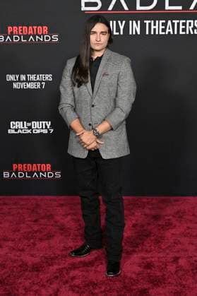 Dakota Beavers at the premiere of the movie Predator Badlands at the TCL Chinese Theater Los Angeles, 03 11 2025 Foto:xD.xStarbuckx xFuturexImagex predator_5159