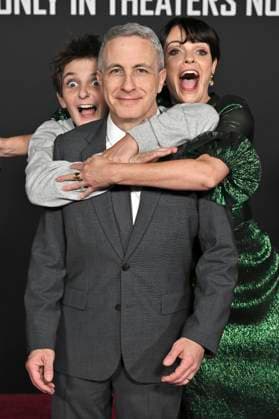 Steve Asbell with wife Lucy Asbell and son at the premiere of the movie Predator Badlands at the TCL Chinese Theater Los Angeles, 03 11 2025 Foto:xD.xStarbuckx xFuturexImagex predator_5175