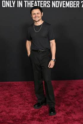 Arturo Castro at the premiere of the movie Predator Badlands at the TCL Chinese Theater Los Angeles, 03 11 2025 Foto:xD.xStarbuckx xFuturexImagex predator_5185