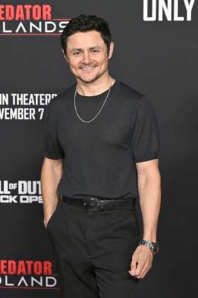 Arturo Castro at the premiere of the movie Predator Badlands at the TCL Chinese Theater Los Angeles, 03 11 2025 Foto:xD.xStarbuckx xFuturexImagex predator_5186