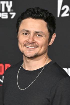 Arturo Castro at the premiere of the movie Predator Badlands at the TCL Chinese Theater Los Angeles, 03 11 2025 Foto:xD.xStarbuckx xFuturexImagex predator_5187