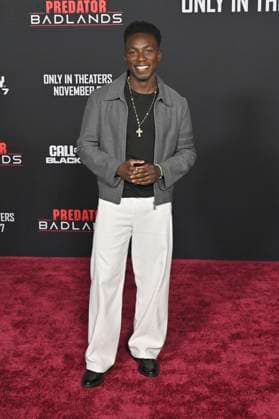 Olly Sholotan at the premiere of the movie Predator Badlands at the TCL Chinese Theater Los Angeles, 03 11 2025 Foto:xD.xStarbuckx xFuturexImagex predator_5188