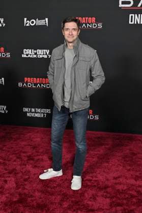Topher Grace at the premiere of the movie Predator Badlands at the TCL Chinese Theater Los Angeles, 03 11 2025 Foto:xD.xStarbuckx xFuturexImagex predator_5191