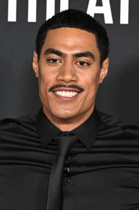 Dimitrius Schuster Koloamatangi at the premiere of the movie Predator Badlands at the TCL Chinese Theater Los Angeles, 03 11 2025 Foto:xD.xStarbuckx xFuturexImagex predator_5219