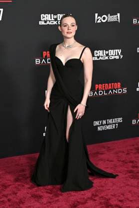 Elle Fanning at the premiere of the movie Predator Badlands at the TCL Chinese Theater Los Angeles, 03 11 2025 Foto:xD.xStarbuckx xFuturexImagex predator_5223