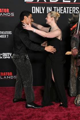Dimitrius Schuster Koloamatangi and Elle Fanning at the premiere of the movie Predator Badlands at the TCL Chinese Theater Los Angeles, 03 11 2025 Foto:xD.xStarbuckx xFuturexImagex predator_5236