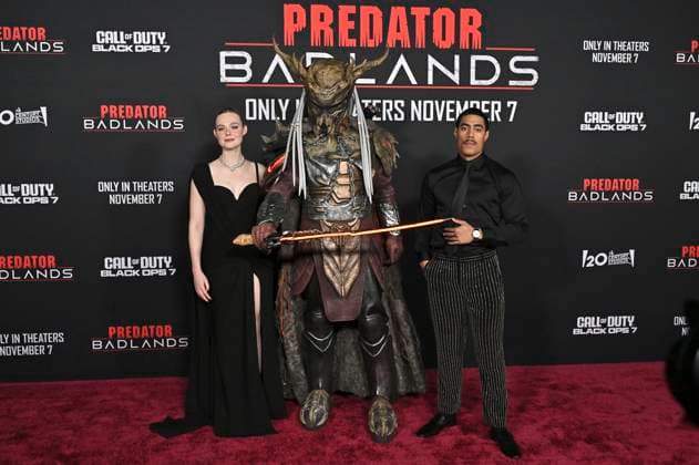 Elle Fanning and Dimitrius Schuster Koloamatangi at the premiere of the movie Predator Badlands at the TCL Chinese Theater Los Angeles, 03 11 2025 Foto:xD.xStarbuckx xFuturexImagex predator_5238