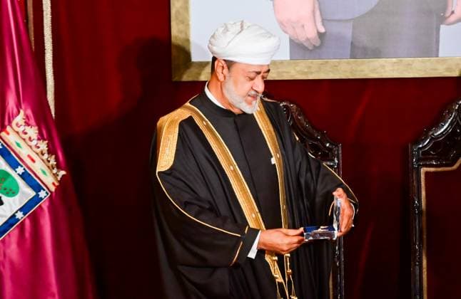 November 4, 2025, Madrid, Madrid, SPAIN: The Deputy Mayor of Madrid, Inma Sanz, presents the Golden Key of the City of Madrid to His Majesty Sultan Haitham Bin Tarik of Oman during his State Visit to Spain. The ceremony took place at the Palacio de Cibeles, headquarters of Madrid City Hall. Madrid SPAIN - ZUMAz108 20251104_znp_z108_003 Copyright: xRichardxZubelzux