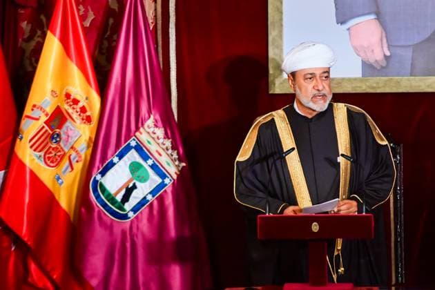 November 4, 2025, Madrid, Madrid, SPAIN: The Deputy Mayor of Madrid, Inma Sanz, presents the Golden Key of the City of Madrid to His Majesty Sultan Haitham Bin Tarik of Oman during his State Visit to Spain. The ceremony took place at the Palacio de Cibeles, headquarters of Madrid City Hall. Madrid SPAIN - ZUMAz108 20251104_znp_z108_004 Copyright: xRichardxZubelzux