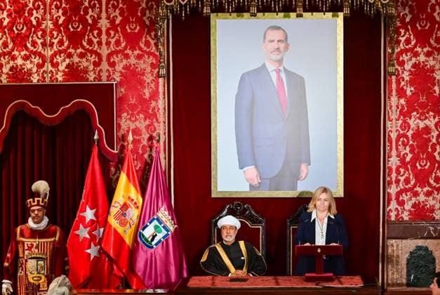 November 4, 2025, Madrid, Madrid, SPAIN: The Deputy Mayor of Madrid, Inma Sanz, presents the Golden Key of the City of Madrid to His Majesty Sultan Haitham Bin Tarik of Oman during his State Visit to Spain. The ceremony took place at the Palacio de Cibeles, headquarters of Madrid City Hall. Madrid SPAIN - ZUMAz108 20251104_znp_z108_014 Copyright: xRichardxZubelzux