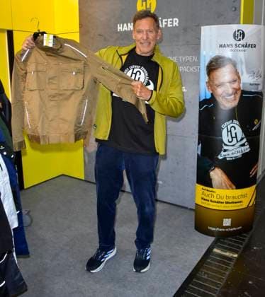 abb Moeller Ralf Rudolf Moeller Möller the German actor ambassador of the Initiative Handwerk and former bodybuilder and Mr Universe is advertising as a guest star at the Hans Schaefer Workwear workwear stand at the A plus A exhibition at the Duesseldorf trade fair on 04 11 2025 in Duesseldorf NRW Germany