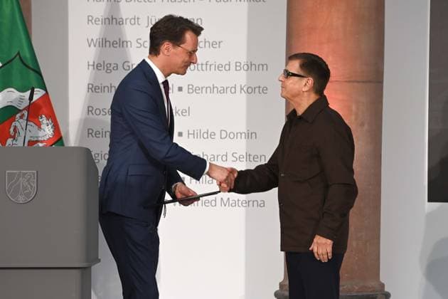 f l Hendrik WUEST, Wüst, CDU, State Premier of North Rhine-Westphalia, awards the NRW State Prize to Andreas GURSKY, photographer, presentation of the North Rhine-Westphalia State Prize in Duesseldorf on 04 11 2025