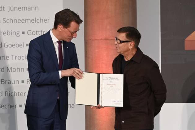 f l Hendrik WUEST, Wüst, CDU, State Premier of North Rhine-Westphalia, awards the NRW State Prize to Andreas GURSKY, photographer, presentation of the North Rhine-Westphalia State Prize in Duesseldorf on 04 11 2025