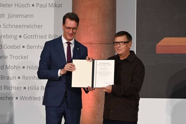 f l Hendrik WUEST, Wüst, CDU, State Premier of North Rhine-Westphalia, awards the NRW State Prize to Andreas GURSKY, photographer, presentation of the North Rhine-Westphalia State Prize in Duesseldorf on 04 11 2025